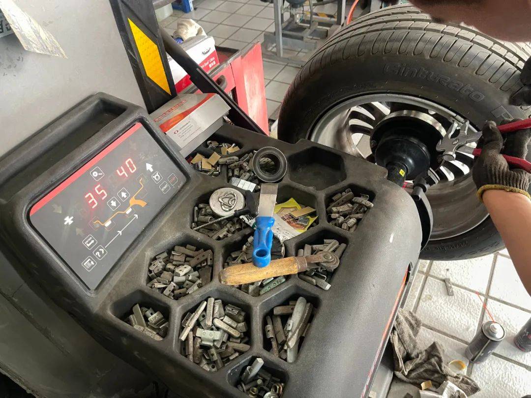 方向盤異響與高速抖動？一文讀懂故障根源及高速專用動平衡機(jī)的解決方案
